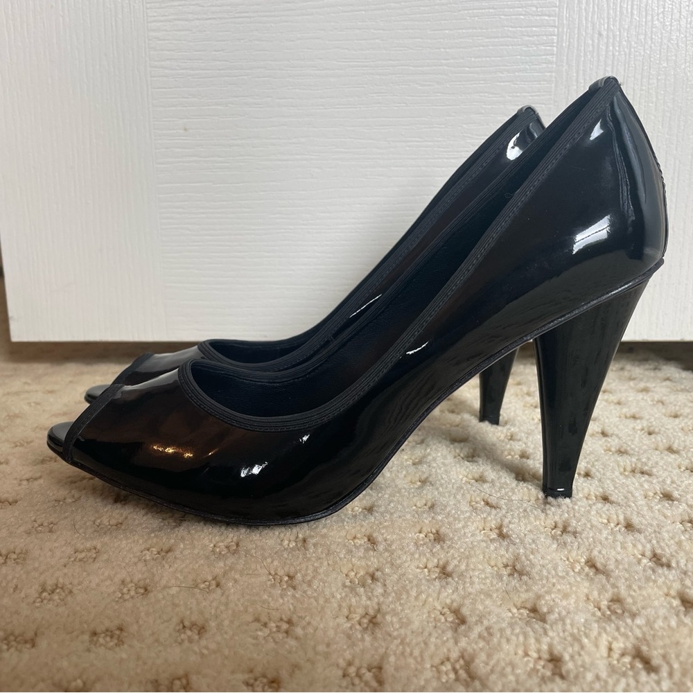 Donald J Pliner black patent pumps